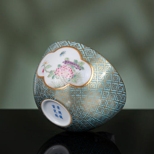 绿地粉彩描金开窗花卉纹卧足杯 商品图4