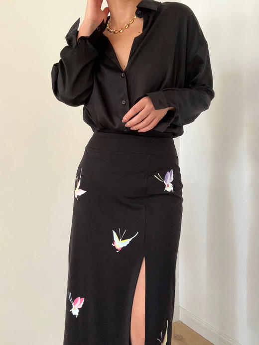 FayWeaver｜蝴蝶绣纹前开衩弹力中裙 [ 黑AW23FMHP2BK / 肉桂AW23FMHP2CM ] 商品图3