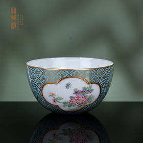 绿地粉彩描金开窗花卉纹卧足杯