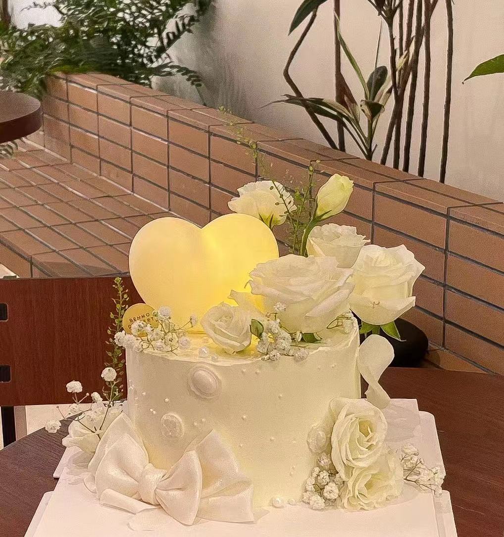 黑巢-鲜花洁白蝴蝶结生日蛋糕