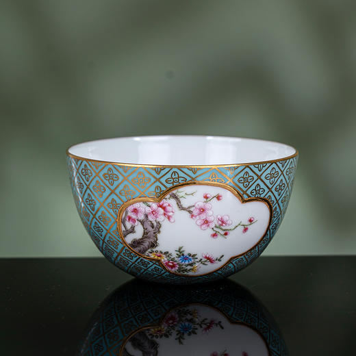 绿地粉彩描金开窗花卉纹卧足杯 商品图1