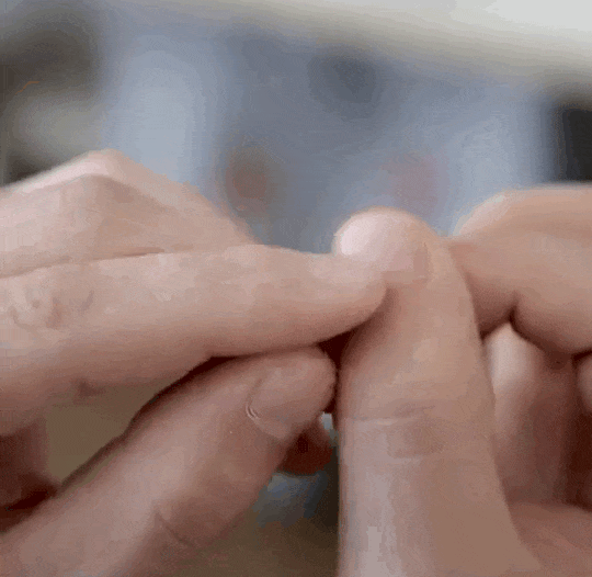 买一送一！火爆香港药妆店的“手足回春膏”，一抹换皮！