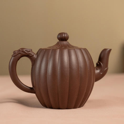 《秋韵壶》 吴菊凤   正高级工艺美术师（研究员级高级工艺美术师）、正高级乡村振兴技艺师、工艺美术协会会员，省陶瓷行业协会会员 商品图0