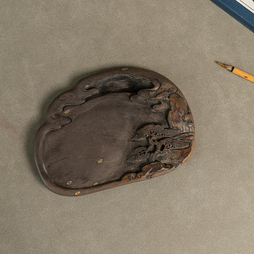 清 山水苍松带眼端砚 商品图1