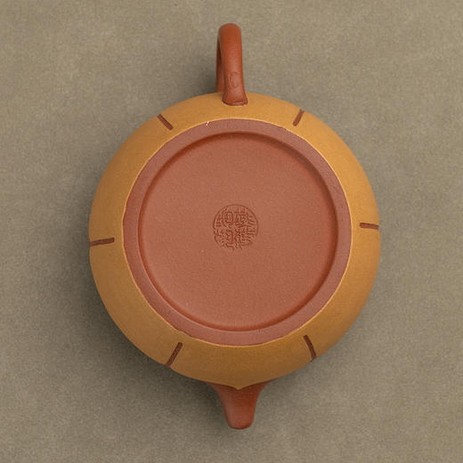 《僧帽壶》 佘燕敏   正高级工艺美术师（研究员级高级工艺美术师）、省工艺美术学会会员、宜兴紫砂界有影响的中青年紫砂艺术家 商品图4