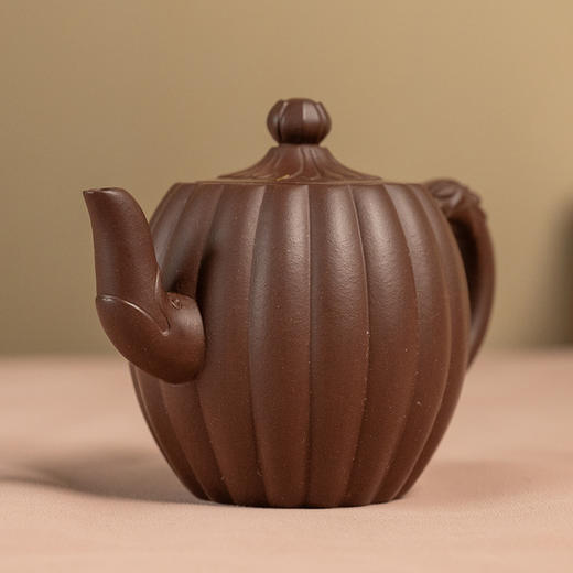 《秋韵壶》 吴菊凤   正高级工艺美术师（研究员级高级工艺美术师）、正高级乡村振兴技艺师、工艺美术协会会员，省陶瓷行业协会会员 商品图1