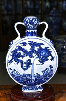 青花鲤鱼跃龙门抱月瓶