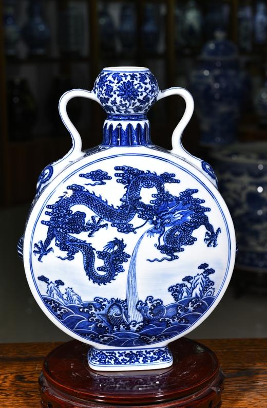 青花鲤鱼跃龙门抱月瓶 商品图0