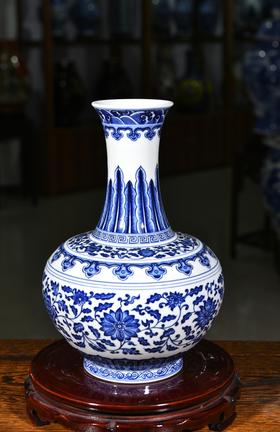 青花缠枝莲赏瓶