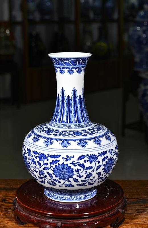 青花缠枝莲赏瓶 商品图0