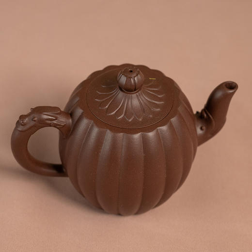 《秋韵壶》 吴菊凤   正高级工艺美术师（研究员级高级工艺美术师）、正高级乡村振兴技艺师、工艺美术协会会员，省陶瓷行业协会会员 商品图2