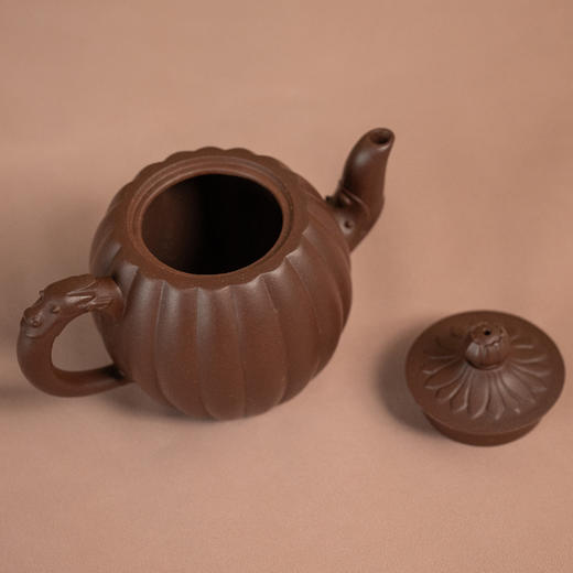 《秋韵壶》 吴菊凤   正高级工艺美术师（研究员级高级工艺美术师）、正高级乡村振兴技艺师、工艺美术协会会员，省陶瓷行业协会会员 商品图4