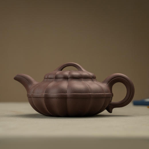 《浅合菱壶》 徐玉强，助理工艺美术师，优秀中青年陶艺家，筋囊壶制壶名手、工艺美术协会会员 商品图0