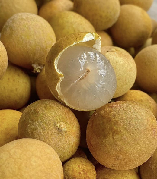 泰国龙眼 白如冰雪透、明如凝脂的瓤肉。轻轻地、轻轻地咬上一口，瓤肉厚而嫩脆，味道甘甜而清香！2斤/盒 商品图0