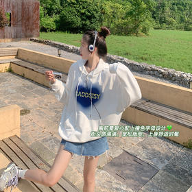 白色长袖连帽卫衣