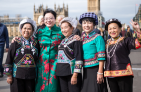  一年之计看两会｜她带着刺绣来上会，让大山里的绣娘与市场“牵手” 