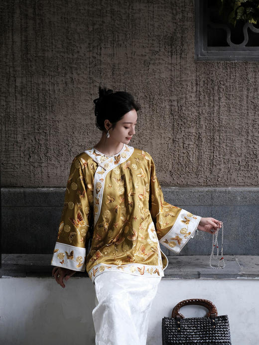 高货限量版| 盛唐牡丹 |重缎真丝手工盘金刺绣百蝶纹斜襟短褂-明黄 [特价品] 商品图9