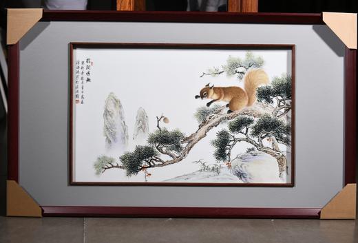 粉彩松间情趣瓷板 商品图0