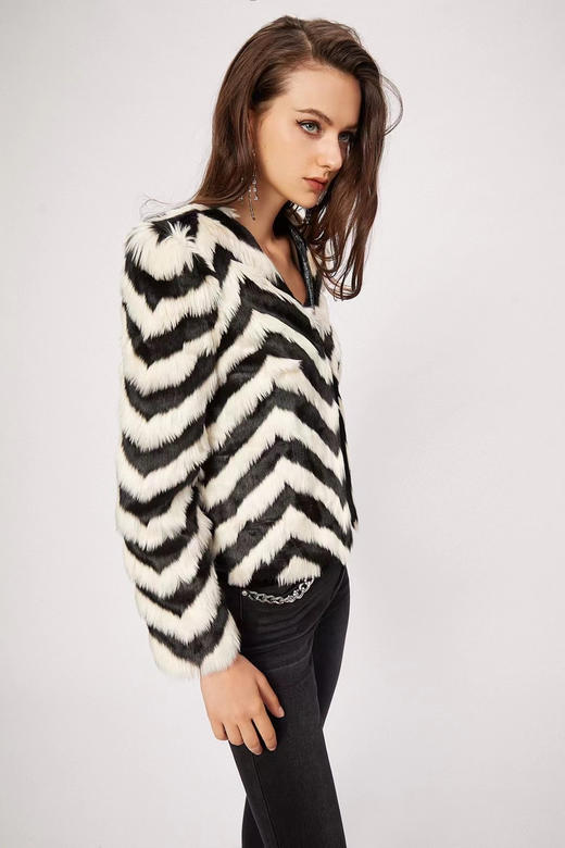 黑白拼接条纹环保皮草外套 商品图1