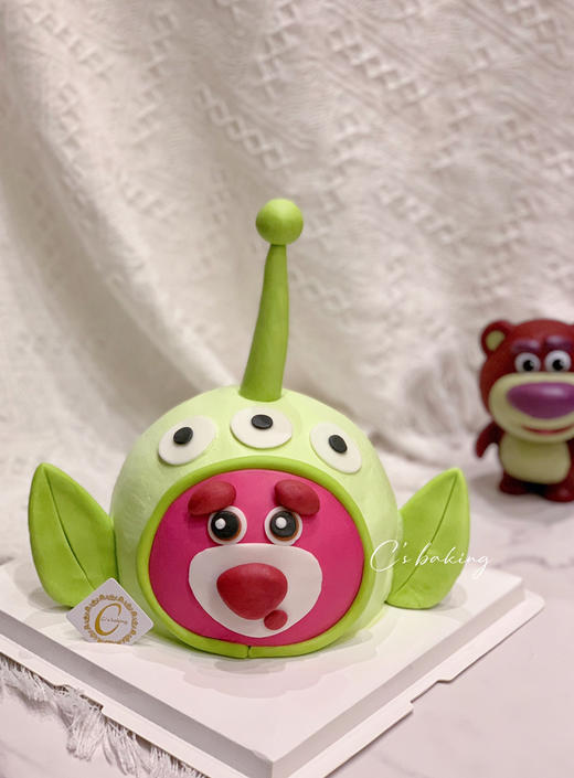 假装是三眼仔哈哈哈哈 #玩具总动员Lotso #可爱草莓熊 #搞怪蛋糕  忌廉蛋糕【半翻糖蛋糕需提前2天预订】（默认自提，收费配送请联系客服） 商品图0