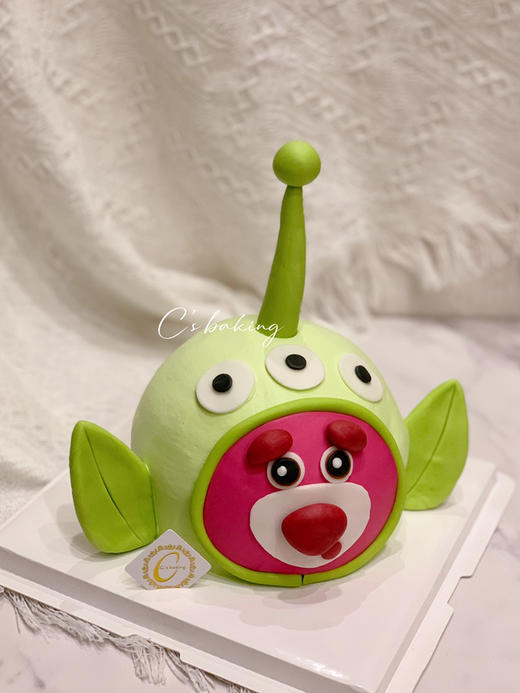 假装是三眼仔哈哈哈哈 #玩具总动员Lotso #可爱草莓熊 #搞怪蛋糕  忌廉蛋糕【半翻糖蛋糕需提前2天预订】（默认自提，收费配送请联系客服） 商品图1