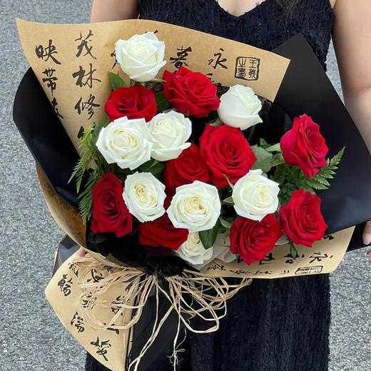 岁岁良辰（19朵红玫瑰+白玫瑰） 商品图1