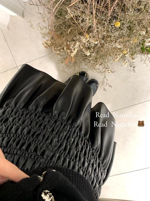 Read Nameless /全羊毛多扣黑色针织开衫+打揽松紧腰黑色皮裙 商品图11