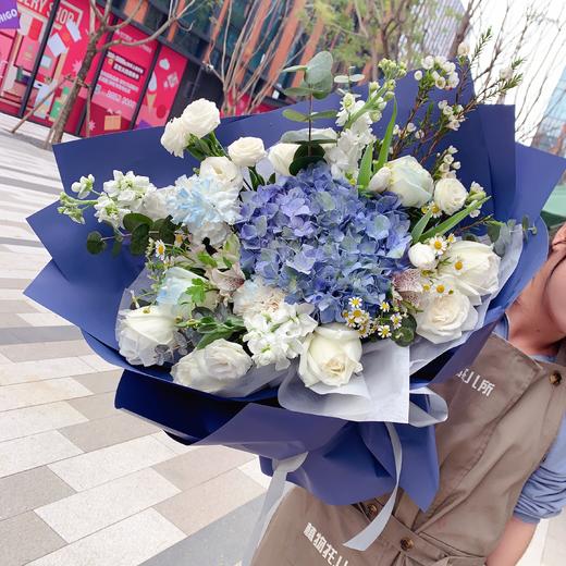 巴黎月夜（蓝绣球白玫瑰混搭花束） 商品图1