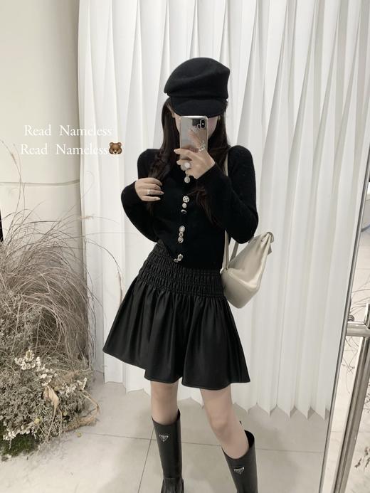 Read Nameless /全羊毛多扣黑色针织开衫+打揽松紧腰黑色皮裙 商品图4