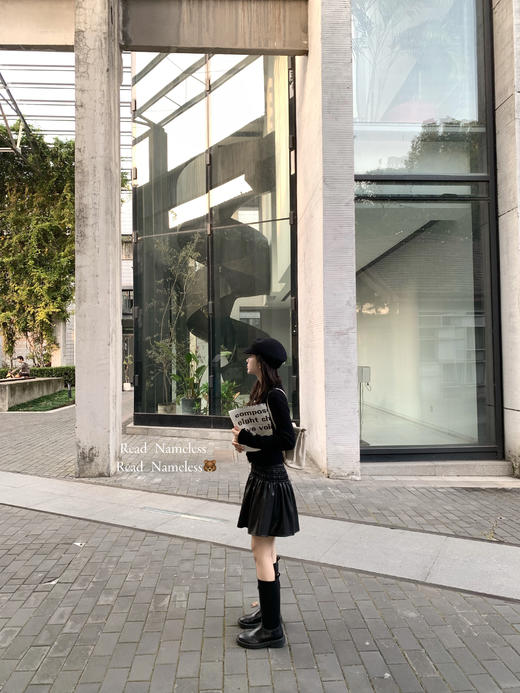 Read Nameless /全羊毛多扣黑色针织开衫+打揽松紧腰黑色皮裙 商品图12