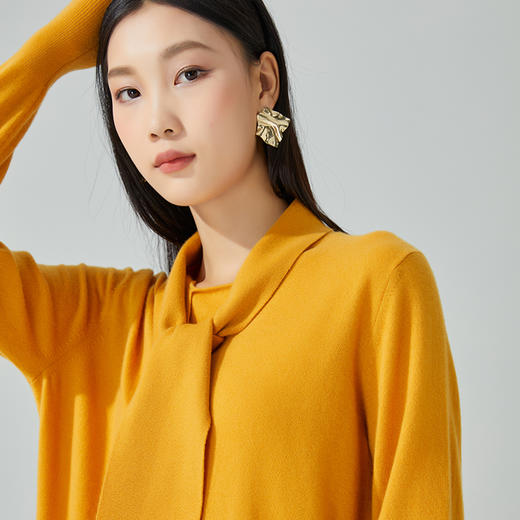东黎 •  小山羊绒 女士秋冬马尔代夫阳光系带领羊绒衫 3408 商品图2