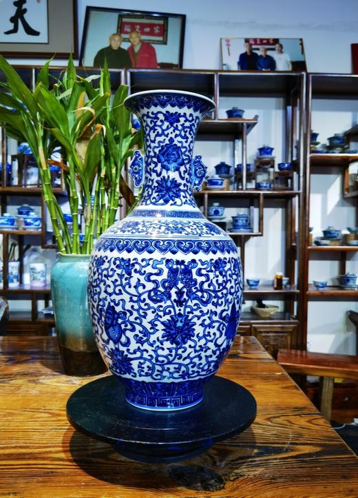 青花缠枝莲八宝图赏瓶 商品图0