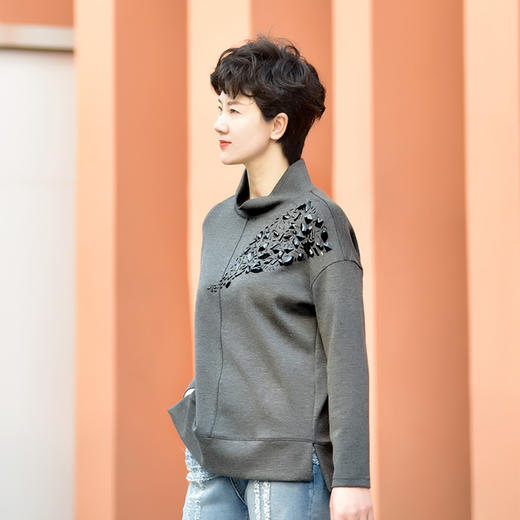 SAINT L’UCK/圣媛女装秋季高领纯色休闲上衣SA319V07 商品图1