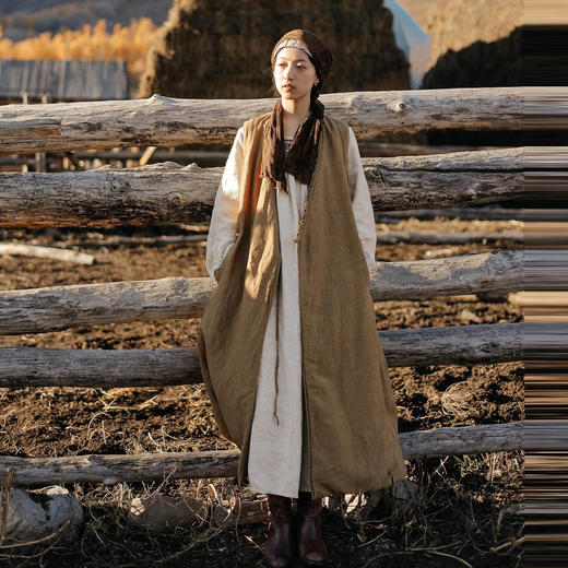 绽放886朵/卡其黄天丝亚麻花边拼接无袖捏褶V领宽松长款棉衣棉服 商品图0