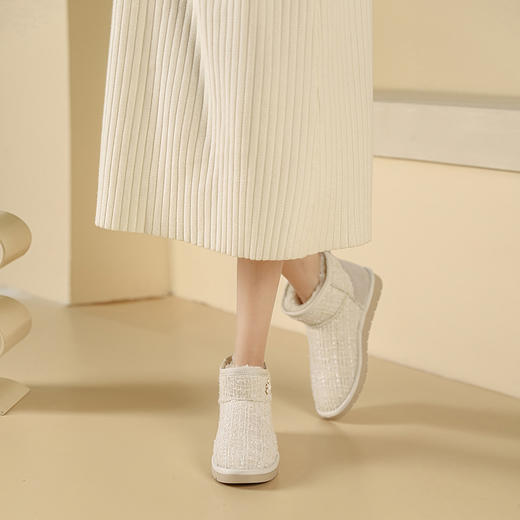 西遇小香风雪地靴女新款冬季法式毛毛短靴白色厚底加绒棉鞋V2034038 商品图1