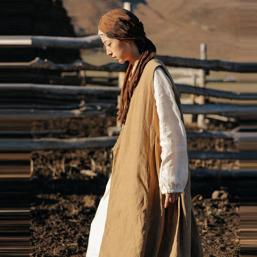 绽放886朵/卡其黄天丝亚麻花边拼接无袖捏褶V领宽松长款棉衣棉服 商品图1