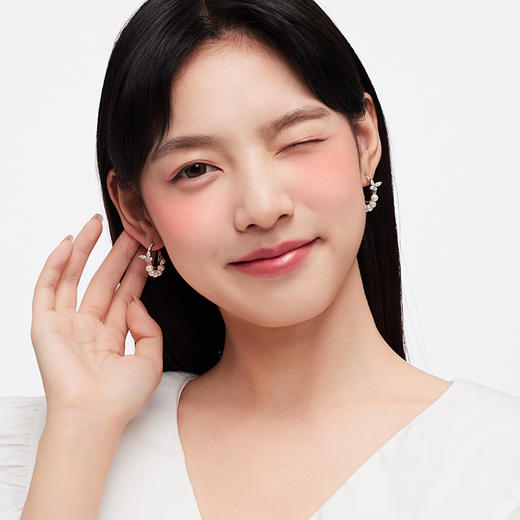 KADER卡蒂罗 流光蝴蝶人造珍珠耳钉 女925银 耳环耳饰小众设计2023新爆款 商品图4