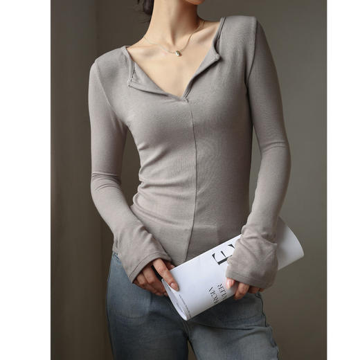 高品质【莫代尔V领打底衫】秋冬季设计感内搭  白色长袖t恤打底衣  时尚百搭款 商品图8