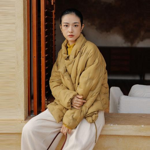 绽放786朵/新中式盘扣系带绗缝不对称圆领咖啡色轻薄短款羽绒服 商品图0