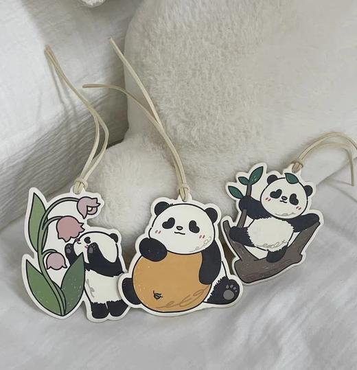 【理想屋】熊猫系列香薰片 3片可用一季度 🔺三种香味可选：雪松香+铃兰香+苦橙香 ✅三种熊猫造型，可爱萌趣 ✅优质加厚纸质香芯扩片，可持续扩香30天 ✅自带绑带，想挂哪里挂哪里 商品图3