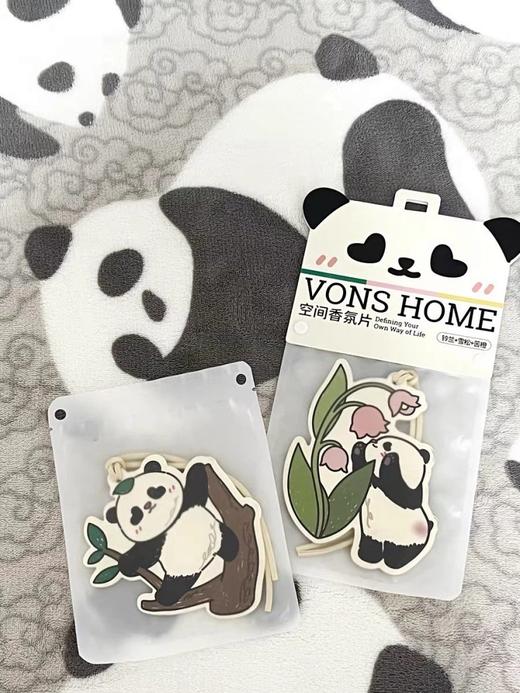 【理想屋】熊猫系列香薰片 3片可用一季度 🔺三种香味可选：雪松香+铃兰香+苦橙香 ✅三种熊猫造型，可爱萌趣 ✅优质加厚纸质香芯扩片，可持续扩香30天 ✅自带绑带，想挂哪里挂哪里 商品图0