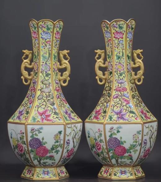 黄地缠枝莲开窗花卉六方双耳瓶 商品图0