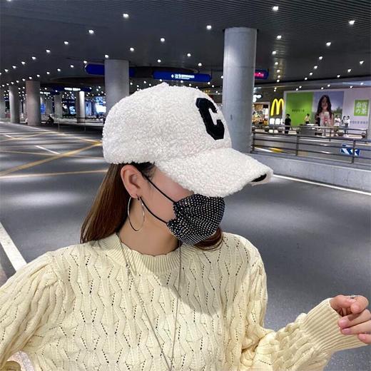 「四款配色！羊羔绒帽」新款C刺绣字母棒球帽 女羊羔绒秋冬季加厚保暖鸭舌帽韩版休闲帽子配饰 商品图3