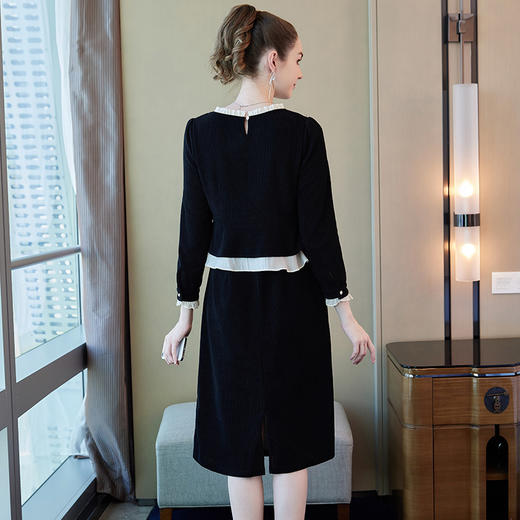 奢姿2025秋装新款时尚简约大码女装休闲百搭纽扣装饰黑撞杏连衣裙9933853321 商品图3