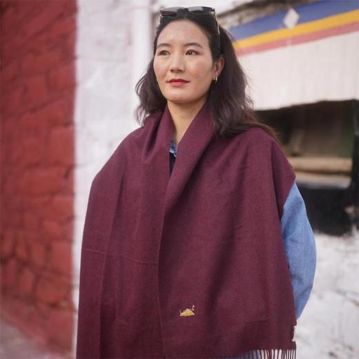 100%藏地牦牛绒围巾【吉祥藏红】时尚保暖 简约透气百搭 男女通用 珠峰logo 围巾披肩两用 秋冬穿搭 礼盒包装 商品图4