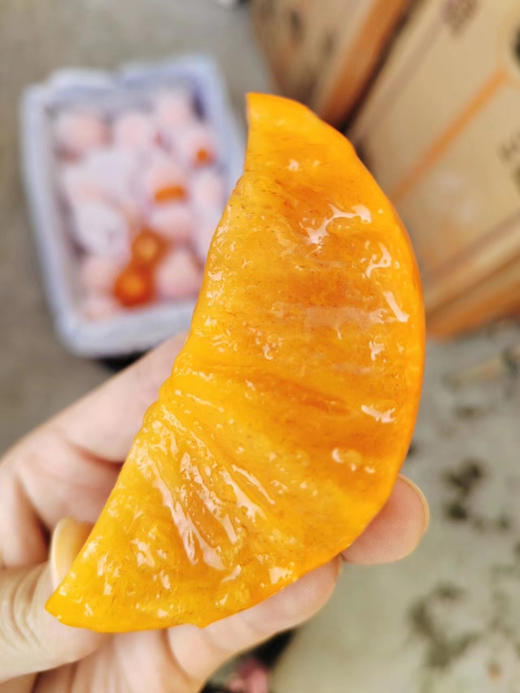 专属于秋天特有的味道，清爽解腻，去燥润肺，令人惊艳的甜，美味柿不可挡，味道是脆柿子的味道，口感是软柿子的口感， 有点神奇 ，像果冻一样丝滑，一瓣瓣柿瓣艮啾啾的，口感十足！约4斤/袋，8粒 商品图0