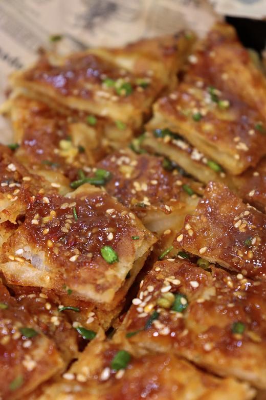 优选丨粮全其美-酱香饼 酱香饼，街头巷尾老味道 饼胚+调制酱料,饼皮酥香，酥脆松软，用心做好每一饼，操作简单、易煎易熟、老少皆宜 商品图7