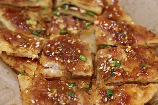 优选丨粮全其美-酱香饼 酱香饼，街头巷尾老味道 饼胚+调制酱料,饼皮酥香，酥脆松软，用心做好每一饼，操作简单、易煎易熟、老少皆宜 商品图1