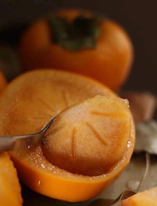 专属于秋天特有的味道，清爽解腻，去燥润肺，令人惊艳的甜，美味柿不可挡，味道是脆柿子的味道，口感是软柿子的口感， 有点神奇 ，像果冻一样丝滑，一瓣瓣柿瓣艮啾啾的，口感十足！约4斤/袋，8粒 商品图1