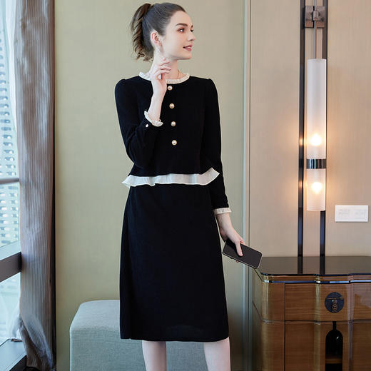 奢姿2025秋装新款时尚简约大码女装休闲百搭纽扣装饰黑撞杏连衣裙9933853321 商品图1